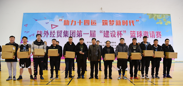 11中共富平縣委常委、政法委書記杜銀虎為第二名獲獎隊(duì)頒獎_副本.jpg